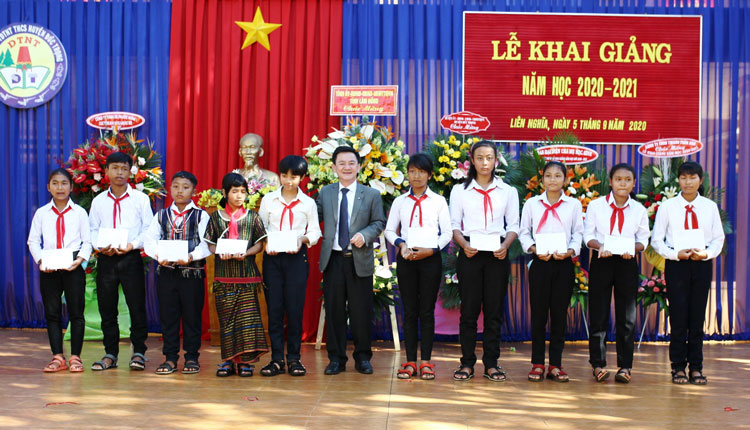 Tặng học bổng cho học sinh nghèo, học sinh có thành tích học tập tốt
