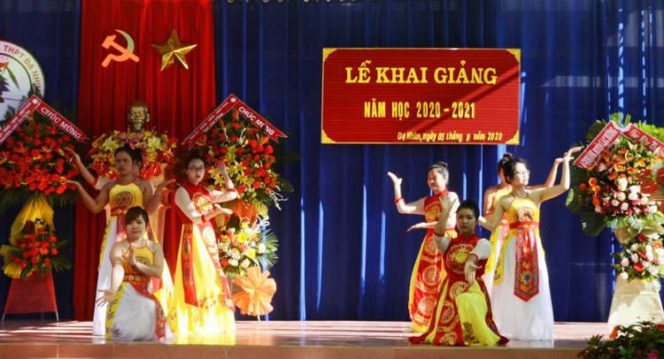 Tiết mục văn nghệ chào mừng khai giảng