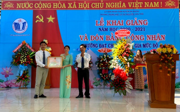 Đồng chí Nguyễn Quý Mỵ - Tỉnh ủy viên, Bí thư Huyện ủy Đạ Huoai trao Bằng công nhận Trường đạt chuẩn Quốc gia cho Ban Giám hiệu Trường THCS Nguyễn Văn Trỗi (thị trấn Đạ M’ri)