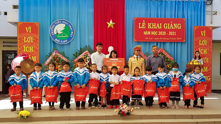 HEAD Ngọc Huệ 3 trao tặng mũ bảo hiểm Honda cho học sinh lớp 1