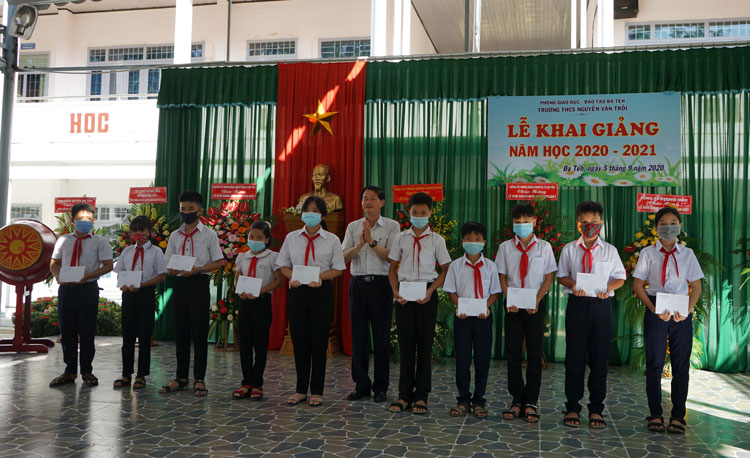 Đồng chí Nguyễn Trọng Ánh Đông - Ủy viên Ban Thường vụ, Trưởng Ban Tổ chức Tỉnh ủy và lãnh đạo huyện Đạ Tẻh trao hoc bổng cho học sinh nghèo vượt khó tại Trường THCS Nguyễn Văn Trỗi