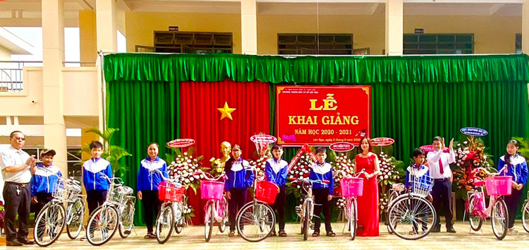 Trao tặng 50 xe đạp cho học sinh vượt khó