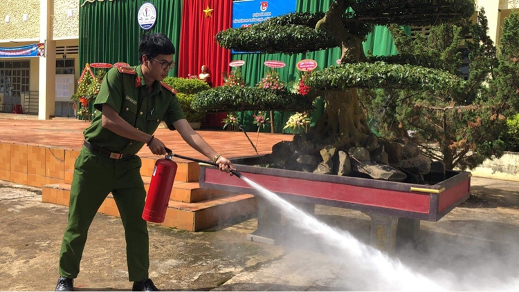 Trang bị kỹ năng phòng cháy chữa cháy cho học sinh