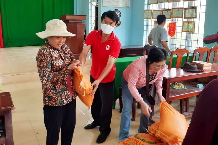 Gần 90 phần quà đến với bà con đồng bào dân tộc thiểu số Buôn Tố Lan