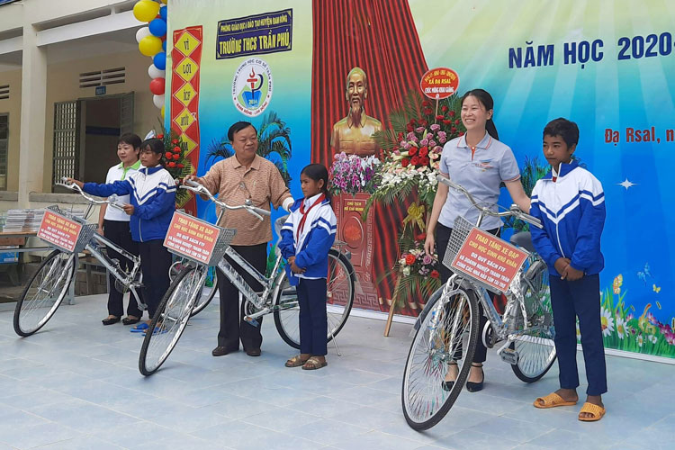 Tặng sách, vở, xe đạp giúp học sinh nghèo tiếp bước đến trường