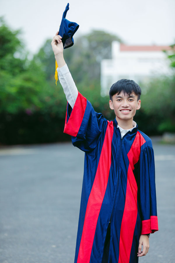 Cậu học trò vượt khó học giỏi