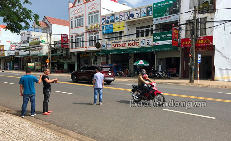 Lê Công Bắc (áo đen) thực nghiệm lại hành vi chém anh Thức trọng thương