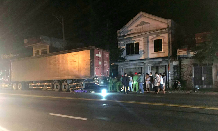Tông vào xe container đang đậu, nam thanh niên tử vong