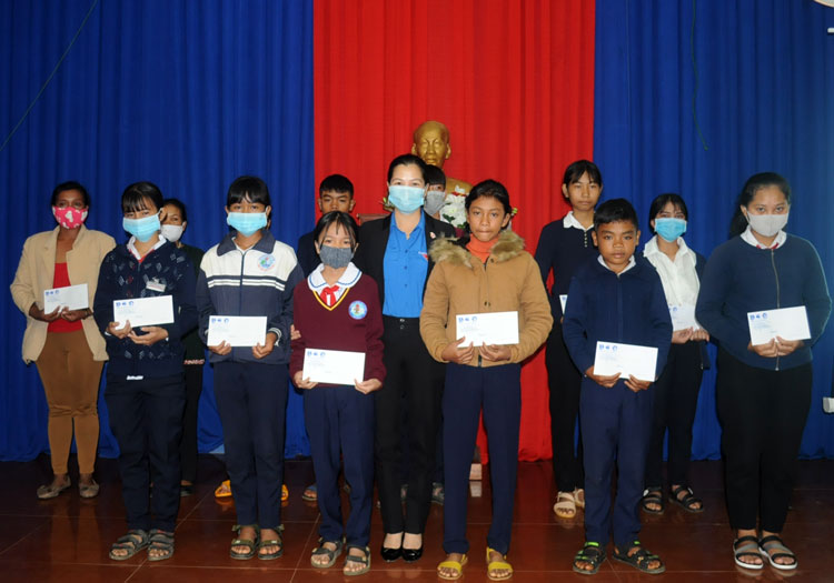 Trao Học bổng Vừ A Dính cho học sinh tại Đức Trọng