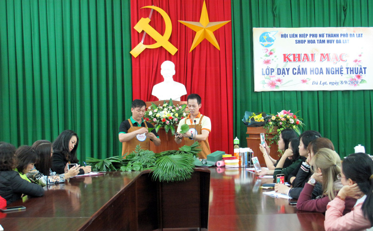 Dạy cắm hoa nghệ thuật miễn phí cho 70 hội viên phụ nữ Đà Lạt