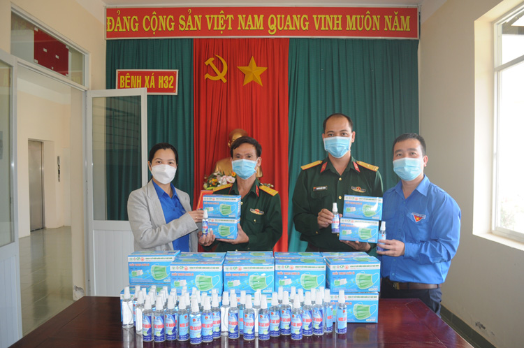 Trao khẩu trang và nước sát khuẩn cho Bệnh xã H32