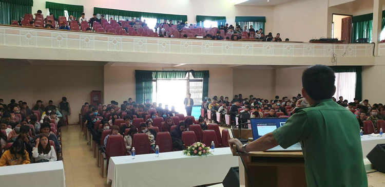 Công an tỉnh phổ biến pháp luật, phòng chống xâm hại trẻ em và luật an ninh mạng cho 400 sinh viên cao đẳng