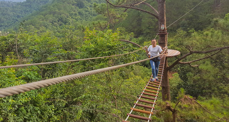 Hành trình trên cao (High Rope Course) là khu vực trò chơi vận động ngoài trời có phần giống các hoạt động huấn luyện trong quân đội. Khu vực trò chơi được tổ chức trong khuôn viên rộng hơn 2 ha, gồm 6 cấp độ thử thách bản thân tăng dần, với 80 loại trò chơi khác nhau từ dễ đến khó phù hợp với thể chất, sức khỏe, tâm lý của từng đối tượng tham gia và có khu vực dành cho trẻ em, như: trượt Zipline, leo lưới cá, bước trên không, trườn qua ống tròn, đi qua mạng nhện... Tham gia trò chơi vận động, du khách được ngắm nhìn toàn cảnh KDL Datanla từ trên cao với cảm giác như mình biết bay, bằng cách đu sợi cáp dài tới 200 mét; hoặc lắc lư qua chiếc cầu gỗ nối giữa cây thông, hay đi từ ngọn cây này qua ngọn cây khác ở độ cao 20 mét... Ảnh: Nhật Quân
