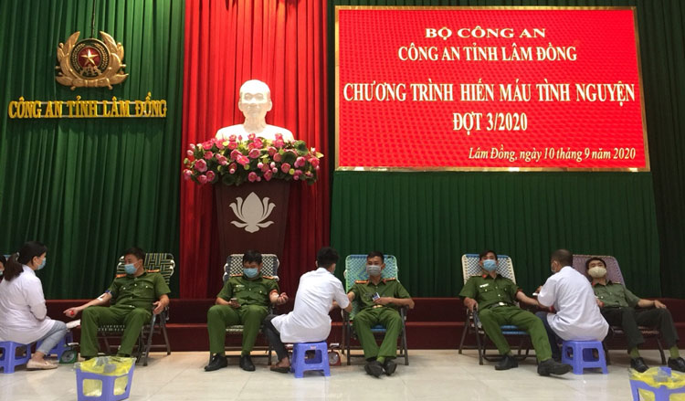 Cán bộ chiến sĩ trẻ CAND Lâm Đồng tham gia hiến máu tình nguyện