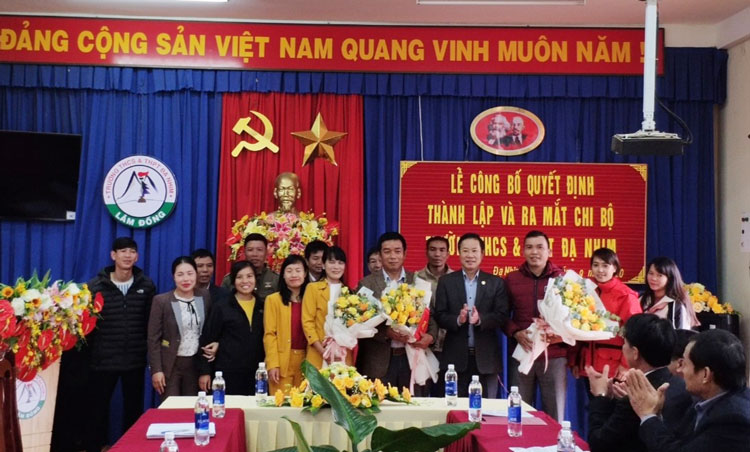 Ra mắt Chi bộ Trường THCS-THPT Đạ Nhim