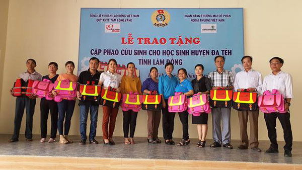 Trao 500 cặp phao cứu sinh cho các em học sinh có hoàn cảnh khó khăn