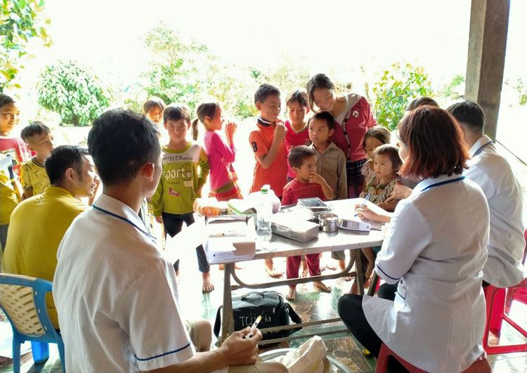 Tiêm phòng bệnh bạch hầu tại tiểu khu thuộc Liêng S’Rol – Đam Rông