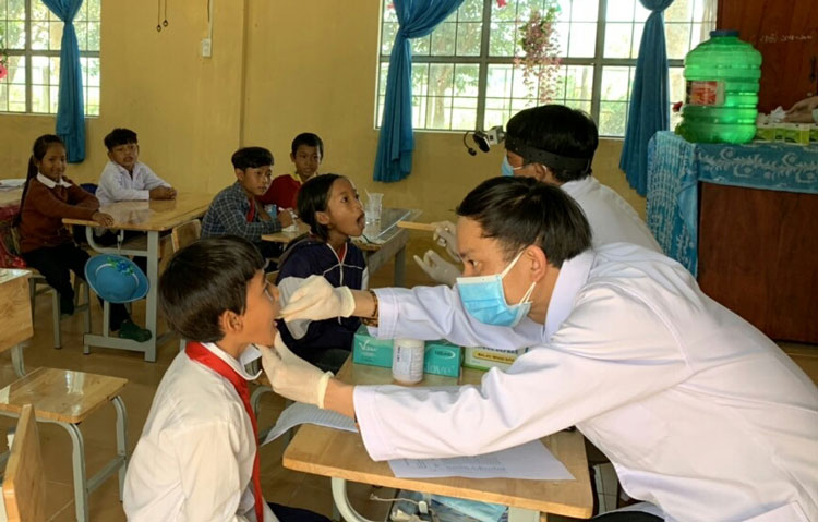 Khám sàng lọc bệnh bạch hầu cho 1.261 cán bộ, giáo viên, học sinh