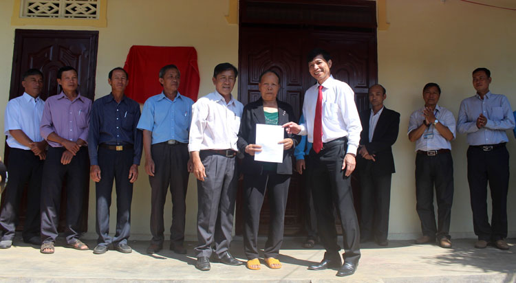 Trao 2 nhà đại đoàn kết cho hộ nghèo