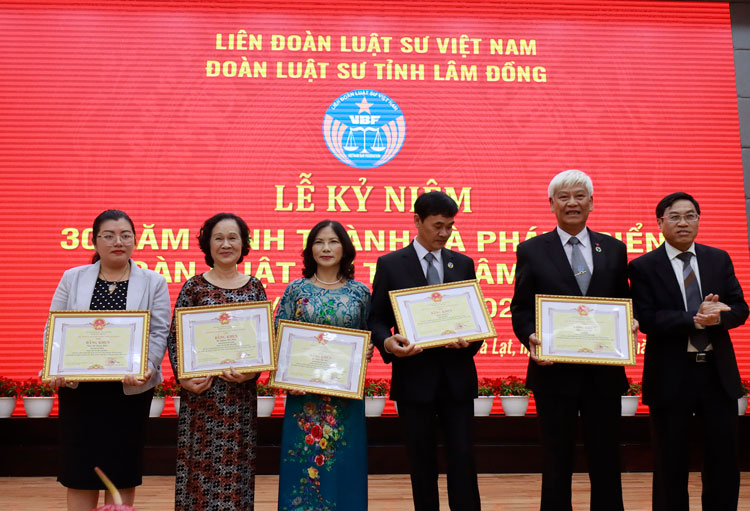 Đồng chí Võ Ngọc Hiệp - Chủ tịch Ủy ban MTTQ Việt Nam tỉnh trao bằng khen của Chủ tịch UBND tỉnh Lâm Đồng cho các tập thể, cá nhân có nhiều thành tích