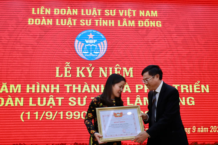 Chủ tịch Ủy ban MTTQ Việt Nam tỉnh Lâm Đồng tặng bằng khen cho tập thể Đoàn Luật sư tỉnh Lâm Đồng