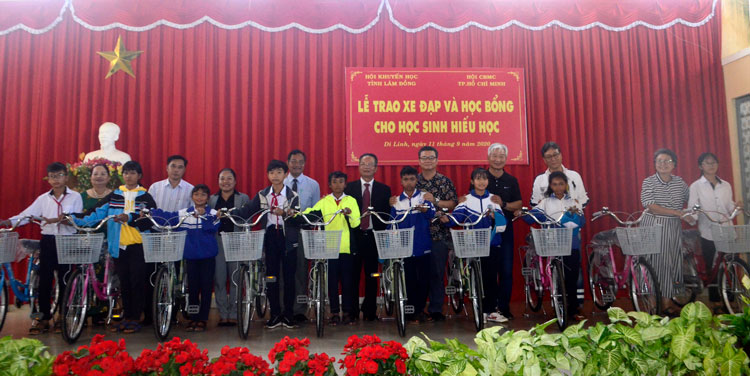 Trao xe đạp cho học sinh nghèo hiếu học