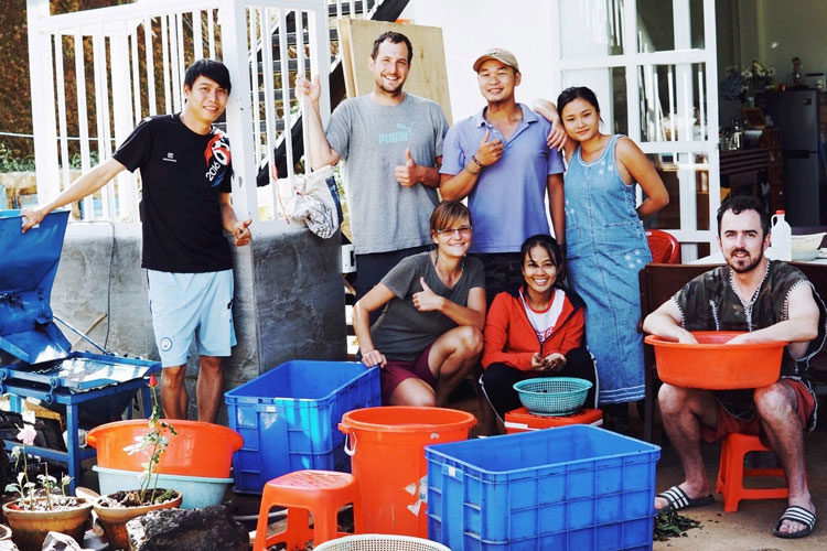 Du khách thích thú tham gia hoạt động trải nghiệm chế biến cà phê
