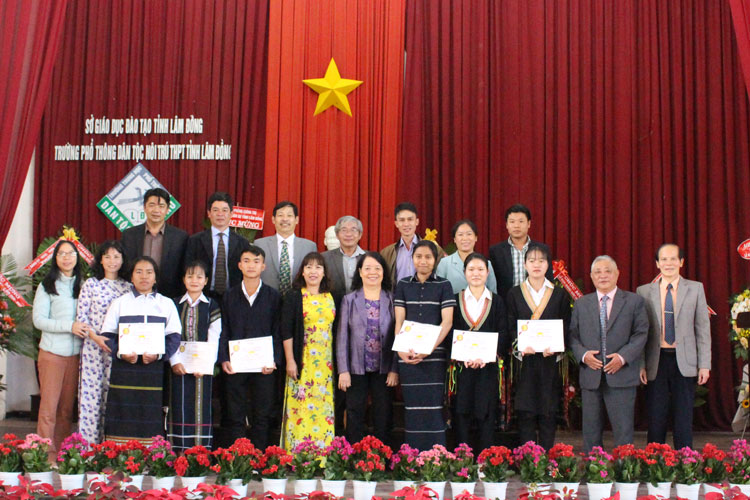 Lâm Đồng: 73 học sinh, sinh viên nghèo, vượt khó nhận Học bổng Vallet năm học 2020 - 2021