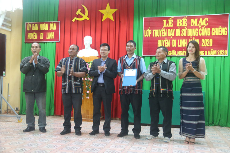 Di Linh bế mạc lớp truyền dạy sử dụng cồng chiêng