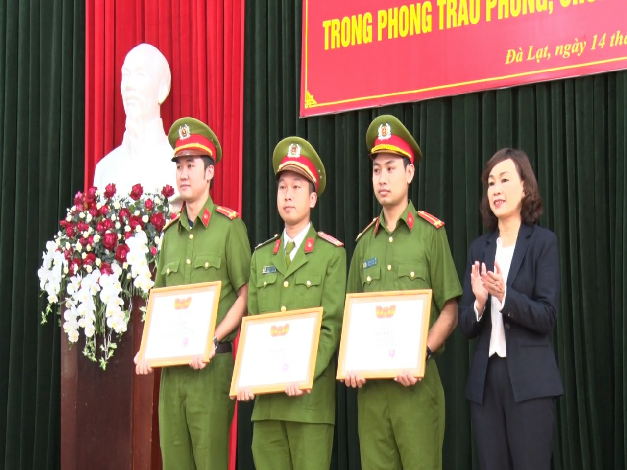 Khen thưởng đột xuất cho các cá nhân có thành tích phòng chống tội phạm