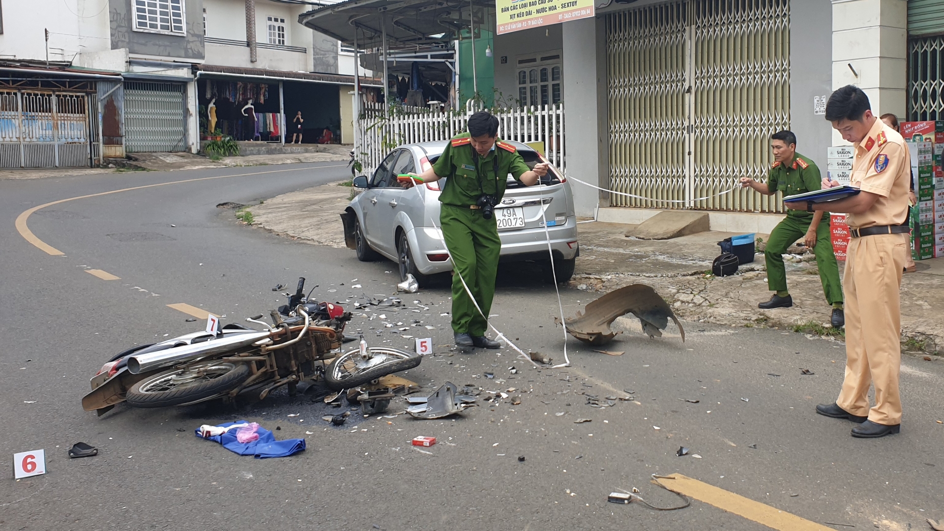 Va chạm với ô tô, xe máy gãy đôi, người điều khiển bị thương nặng