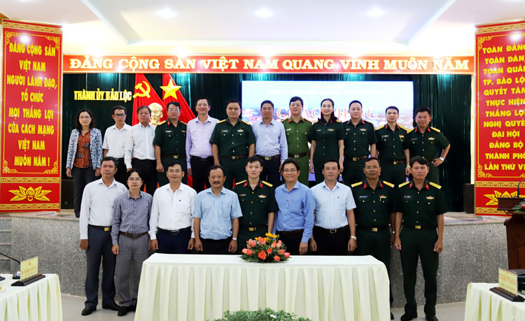 Lãnh đạo TP Bảo Lộc và Bệnh viện Quân y 175 chụp hình lưu niệm