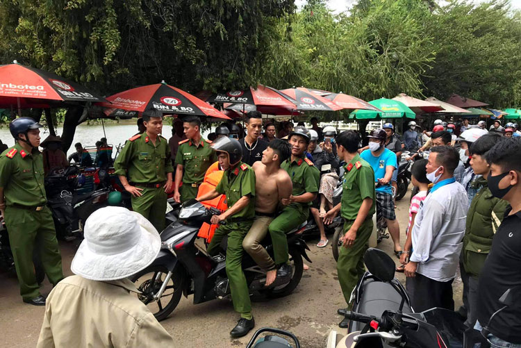 Thanh niên nghi ''ngáo đá'' nhảy hồ, lực lượng chức năng vất vả cứu hộ