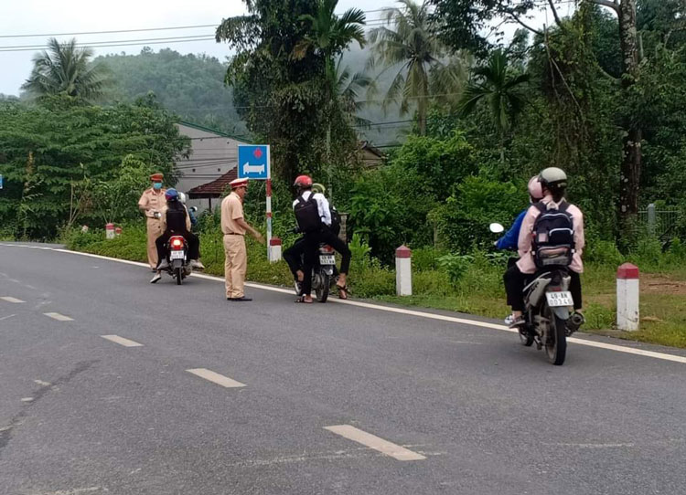 Cát Tiên: Tăng cường tuyên truyền và xử lý học sinh vi phạm quy định về trật tự an toàn giao thông