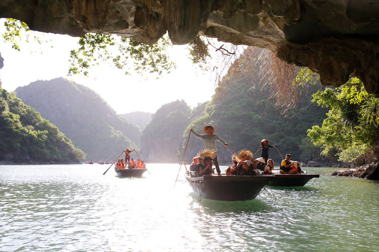 Kể từ khi được bình chọn là 1 trong 7 kỳ quan thiên nhiên mới của thế giới vào cuối năm 2011, thì Hạ Long trở thành điểm đến mong ước của bất kỳ người Việt Nam nào và là điểm đến không thể bỏ qua của du khách nước ngoài khi tới Việt Nam. Cũng từ đó, nhiều loại hình du lịch được tổ chức để du khách thỏa thích khám phá và thưởng thức vẻ đẹp kỳ vĩ của tự nhiên; trong đó, có dịch vụ trải nghiệm ngủ đêm trên du thuyền, thay vì chỉ đi tàu theo tuyến tham quan vịnh vào ban ngày rồi trở về khách sạn