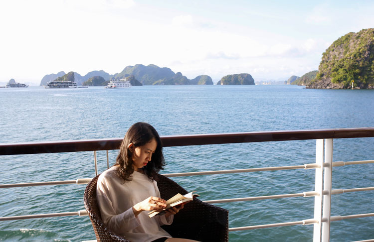 Hiện tại, ở Hạ Long có trên 200 du thuyền tổ chức dịch vụ ngủ đêm. Hầu hết, các loại du thuyền trên vịnh Hạ Long đều được thiết kế theo phong cách hiện đại, dịch vụ sang trọng, mang đến những trải nghiệm tuyệt vời về cảnh sắc, thiên nhiên hùng vĩ và thơ mộng; được khám phá cuộc sống, văn hóa của người dân làng chài, hoặc những cách mưu sinh trên biển; được thảnh thơi lật giở những trang sách, hay vẽ tranh, chụp ảnh... 