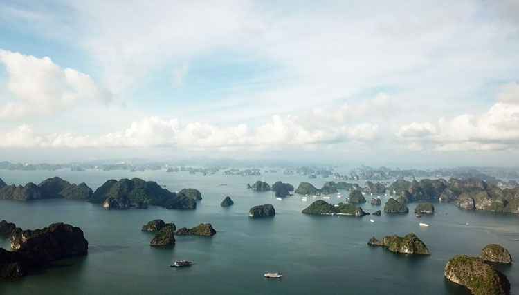 Vịnh Hạ Long nằm ở bờ Tây vịnh Bắc Bộ, thực chất gồm vịnh Hạ Long, vịnh Bái Tử Long và vịnh Lan Hạ, đều có cảnh quan, cấu tạo các núi đá vôi, hang động, bãi biển tương tự nhau. Trong đó, vịnh Hạ Long tập trung nhiều tàu du lịch nhất, là tuyến điểm du lịch truyền thống nên luôn đông đúc. Vịnh Bái Tử Long (nằm ở phía Đông) và vịnh Lan Hạ (nằm ở phía Nam) vẫn giữ được vẻ hoang sơ và tĩnh lặng do ít tàu du lịch hơn
