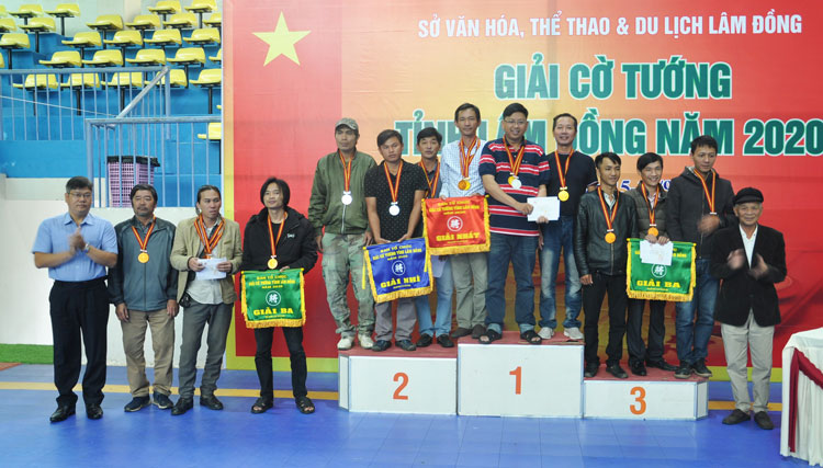 Trao giải đồng đội cho nhóm tuổi dưới 55