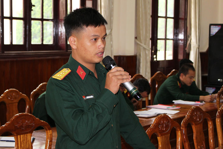 Sĩ quan trẻ lực lượng vũ trang tỉnh phát biểu nêu lên những thuận lợi, khó khăn và giải pháp sáng tạo nhằm phát huy hiệu quả công tác