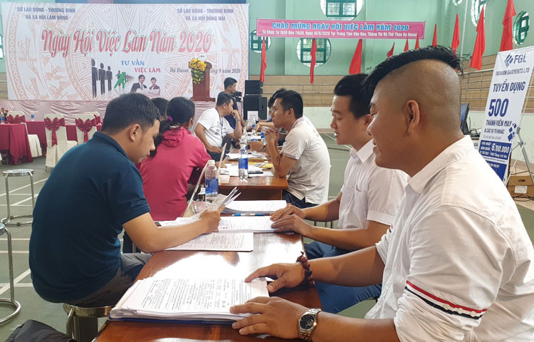 Người dân các địa phương đến đăng ký tuyển dụng, tư vấn việc làm
