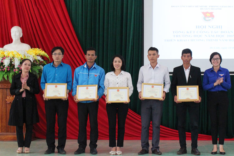 Khen thưởng các tập thể và cá nhân