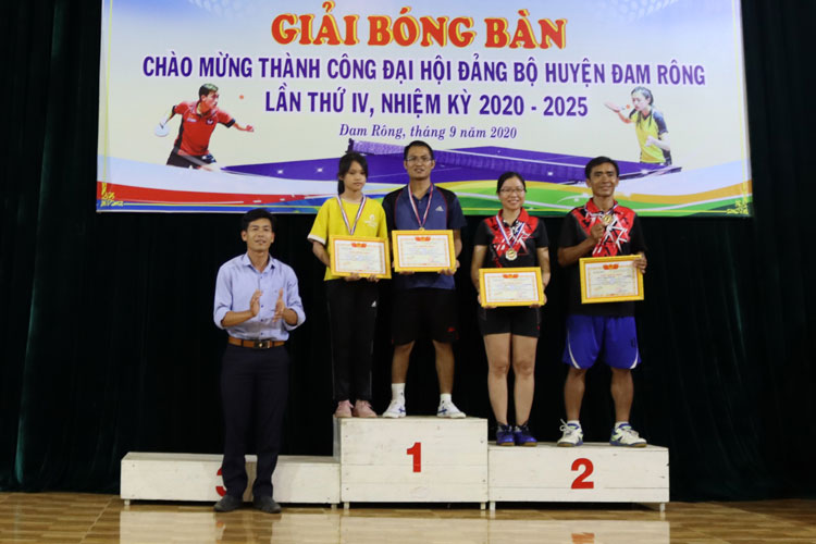 Các vận động viên giành huy chương trong nội dung đôi nam nữ