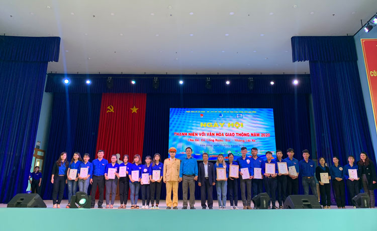 Trao giải cho đoàn viên, thanh niên tham gia các phần thi tại Ngày hội văn hóa giao thông