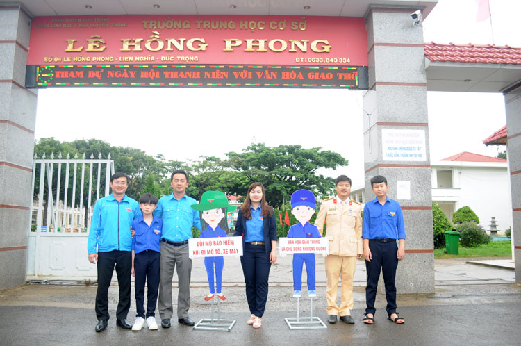 Trao tặng các pano dưới hình thức ảnh chi bi tuyên truyền về an toàn giao thông cho Huyện Đoàn Đức trọng để lắp đặt tại các chốt giao thông và cổng trường học trên địa bàn