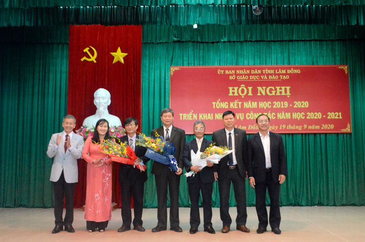 Ban Giám đốc Sở GDĐT tặng hoa chia tay các cán bộ quản lý nghỉ hưu