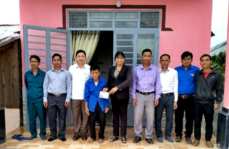 Địa phương bàn giao nhà tình nghĩa cho gia đình ông K’Viêng