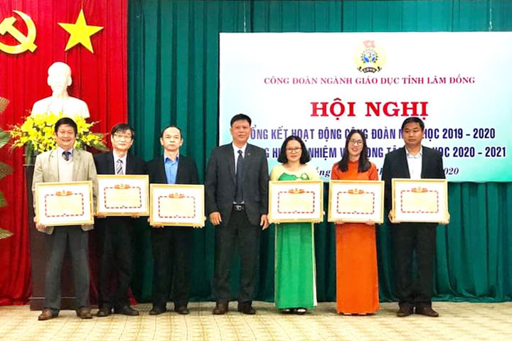 Tặng giấy khen của CĐGD tỉnh cho các tập thể xuất sắc
