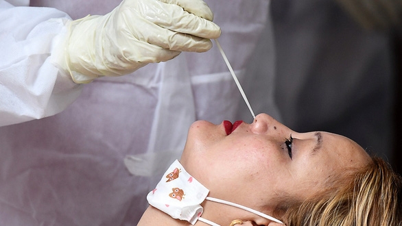 Xét nghiệm nhanh kháng nguyên: lấy mẫu trong mũi phân tích nhằm tìm kháng nguyên trên bề mặt virus SARS-CoV-2