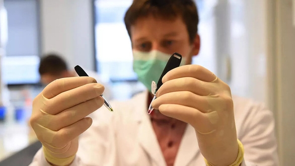 Xét nghiệm PCR gộp mẫu: lấy mẫu cả nhóm trộn lại một phần để phân tích. Nếu có kết quả dương tính sẽ xét nghiệm riêng rẽ từng mẫu trong nhóm liên quan