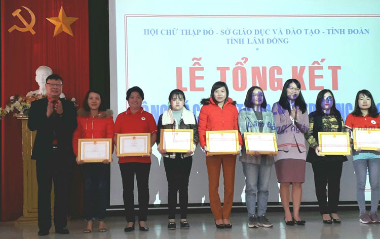 Khen thưởng nhiều tập thể, cá nhân xuất sắc trong công tác Chữ thập đỏ trường học